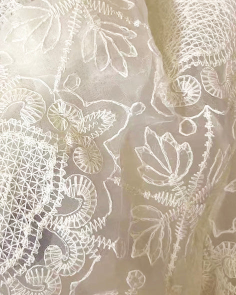 レース刺繍シアーブラウス