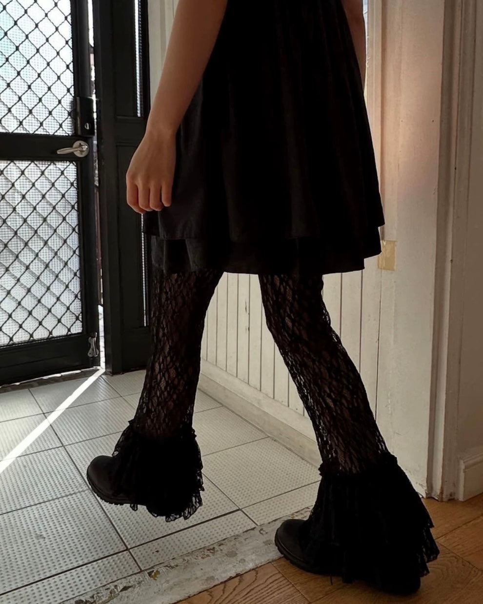 裾フリルレースパンツ