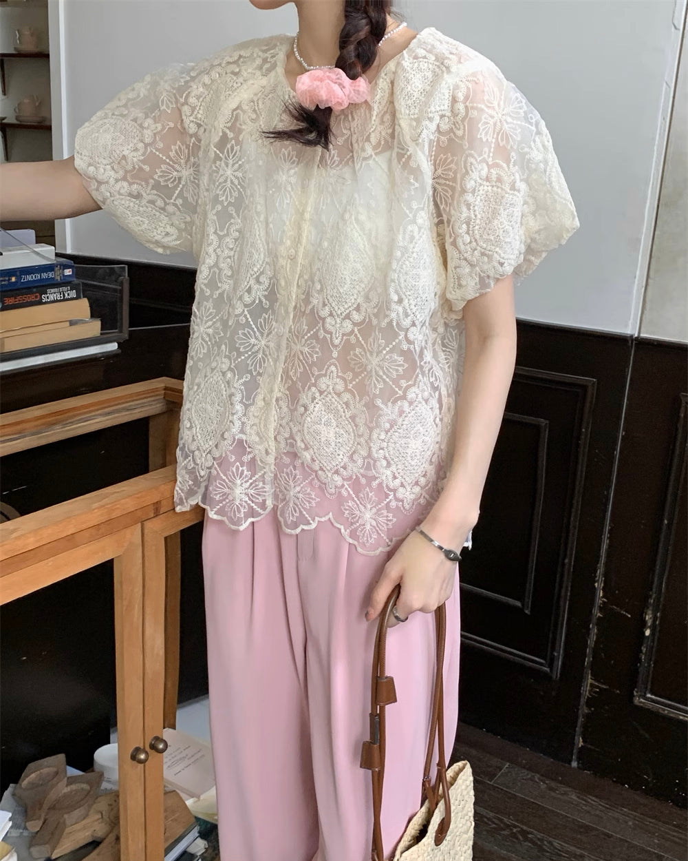 レース刺繍シアーブラウス