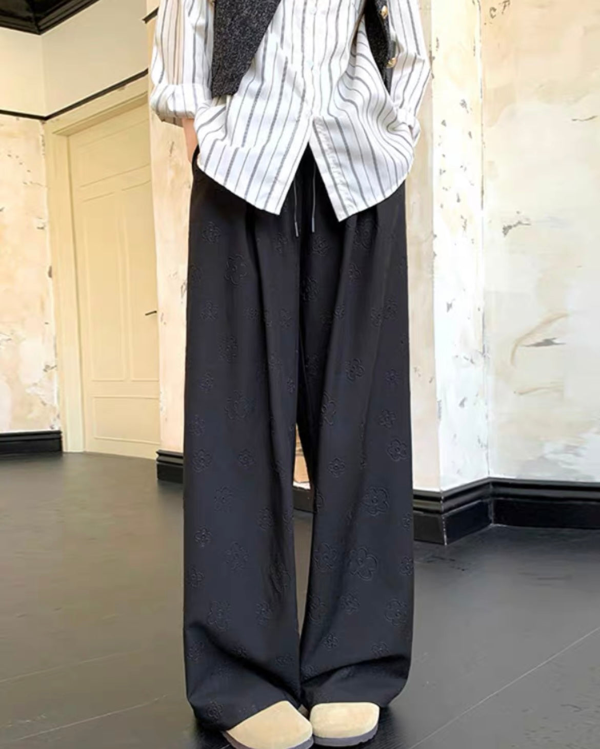 エンボスフラワーストレートパンツ