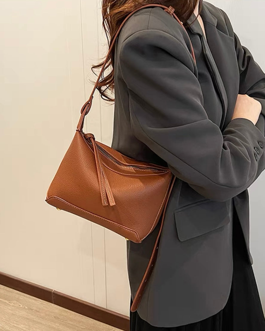 レザーストラップファスナーバッグ