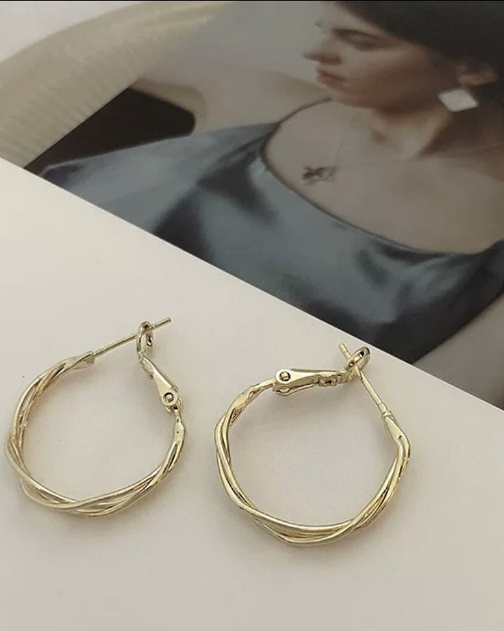 ゴールドワープピアス