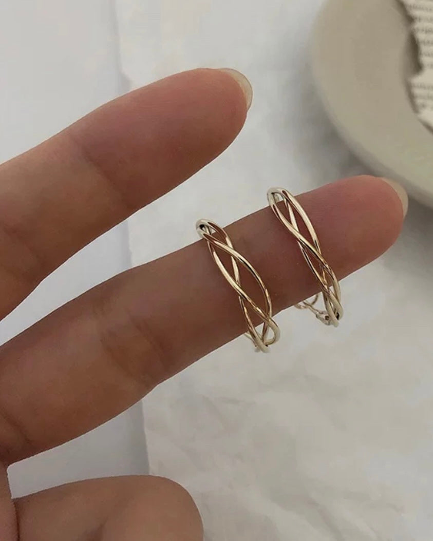 ゴールドワープピアス