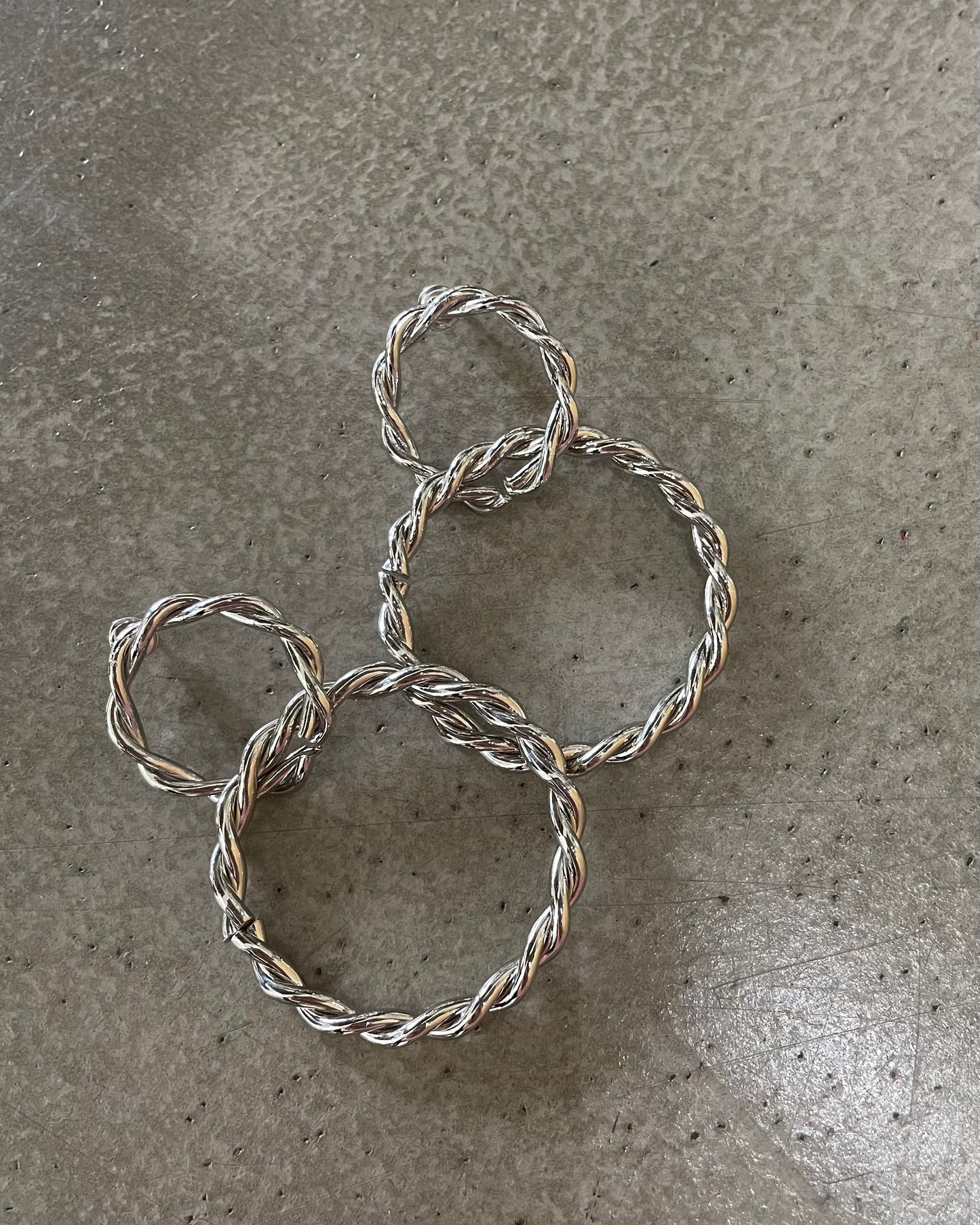 ツイストフープピアス