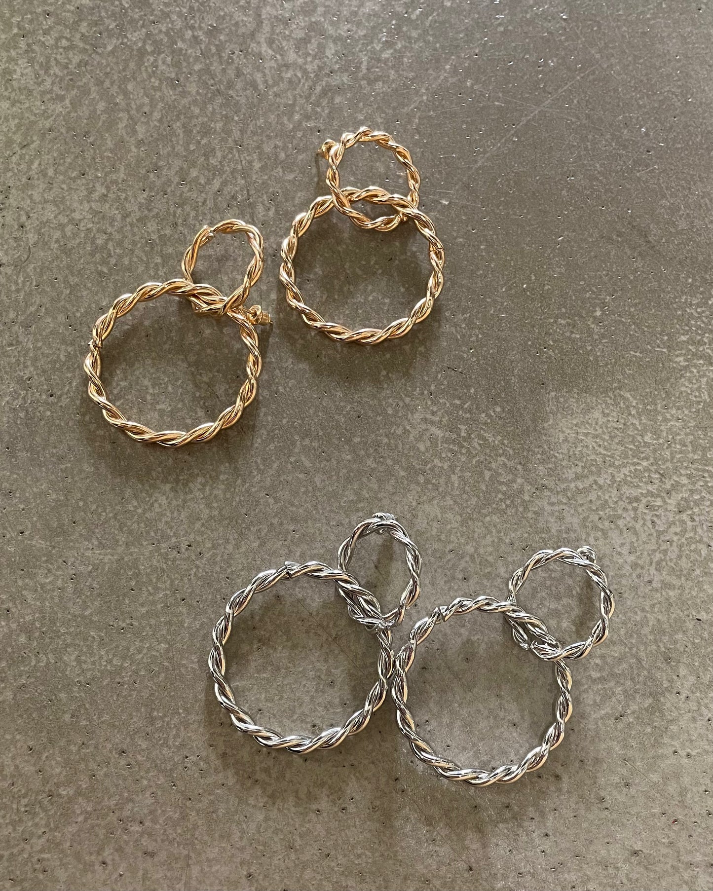 ツイストフープピアス