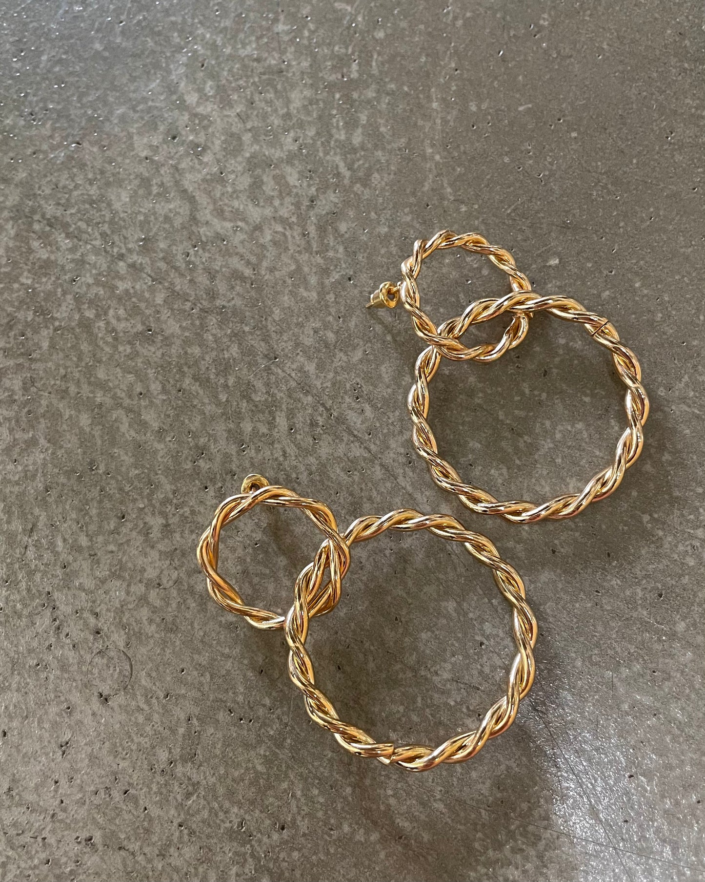 ツイストフープピアス